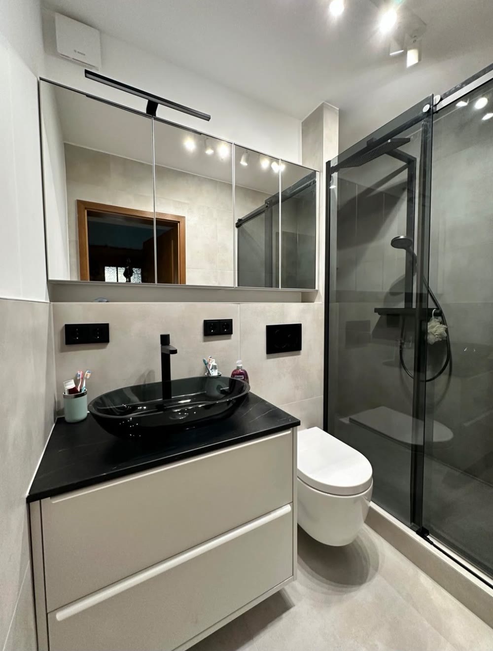 Modernes Badezimmer mit schwarzem Waschbecken